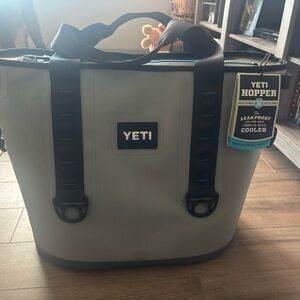 Yeti Hopper Soft Cooler Tote in Light Gray with Black Straps